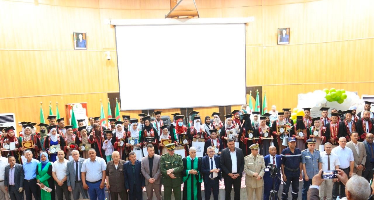 La Universidad El Oued concluye la temporada académica con distinción y homenajea a sus alumnos destacados