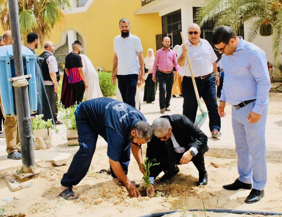 El director de la Universidad El Oued supervisa el lanzamiento de una campaña de plantación de árboles en la Facultad de Ciencias Islámicas